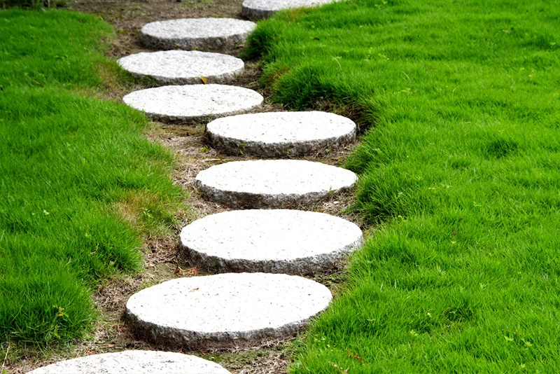 Как подобрать садовые дорожки из бетона правильно